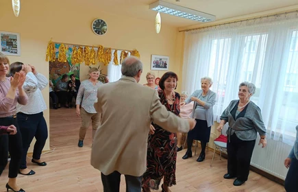 seniorzy_tańczą_w_parach_oraz_pojedynczo_na_sali